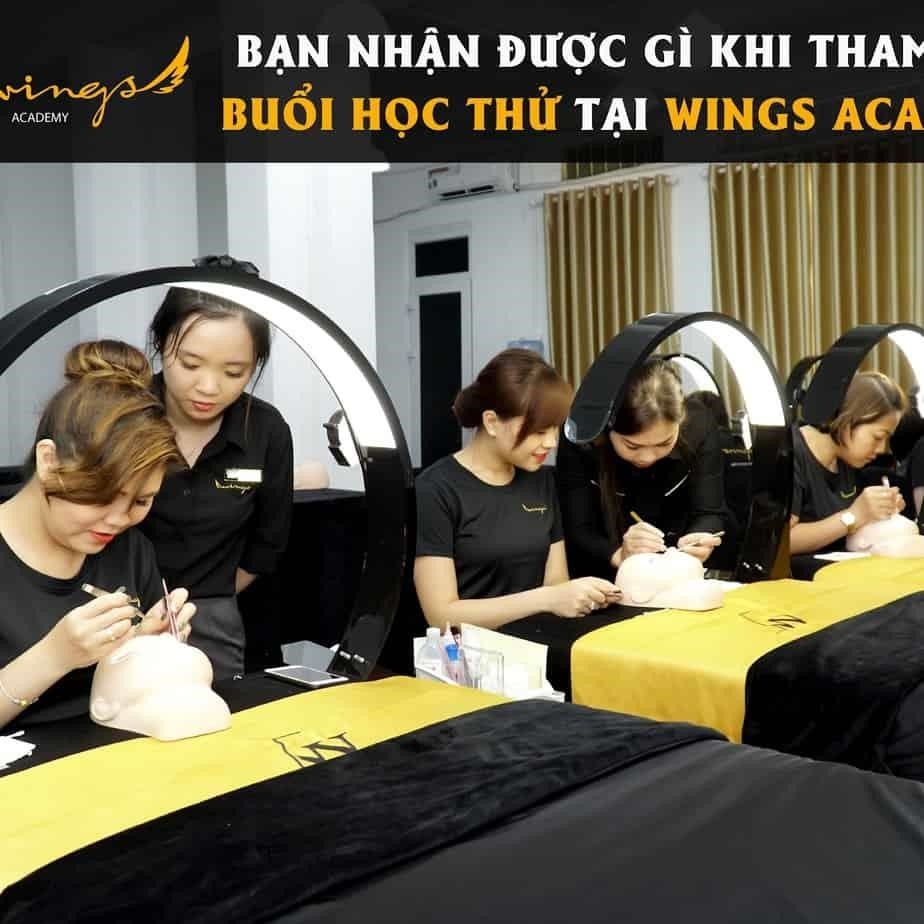 Wings Academy là một trường học đào tạo về nối mi bóng tối.