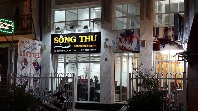 Khuyến Nhạc Sông Thu là một trải nghiệm tuyệt vời cho những ai muốn khám phá vùng đất Hội An và đồng thời tận hưởng âm nhạc truyền thống của Việt Nam. Trên chuyến thuyền, bạn sẽ được nghe những bản nhạc dân tộc đặc sắc và thưởng thức những món ăn đặc trưng của vùng miền. Điều đặc biệt là bạn sẽ được tham gia vào các hoạt động vui chơi, trò chơi truyền thống và hát karaoke cùng nhau trên chuyến thuyền. Đây