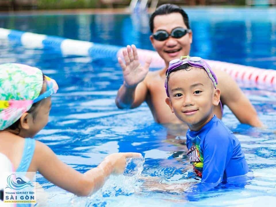 Tại Sài Gòn, bạn có thể học bơi bằng cách tham gia các lớp học bơi. Các trung tâm bơi tại đây có đầy đủ các trang thiết bị và giáo viên dạy bơi chuyên nghiệp để giúp bạn học bơi một cách hiệu quả và an toàn. Nếu bạn muốn học bơi tại nhà, bạn có thể thuê các huấn luyện viên dạy bơi tư vấn và hướng dẫn cho bạn. Học bơi là một hoạt động thể thao rất tốt cho sức khỏe và giúp bạn tự tin khi đi chơi biển ho