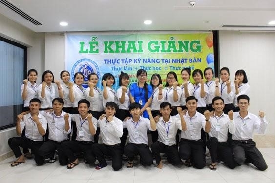 Đi du học và xuất khẩu lao động tại các nước phương Đông là một xu hướng ngày càng phổ biến. Nhiều người trẻ quan tâm đến việc học tập và làm việc tại các quốc gia như Nhật Bản, Hàn Quốc, Singapore, Trung Quốc... Điều này có thể giúp họ có được kinh nghiệm làm việc trong môi trường quốc tế, học hỏi được văn hóa, phong tục tập quán, cải thiện trình độ ngoại ngữ và định hướng tương lai nghề nghiệp của mình. Tuy nhiên, việc