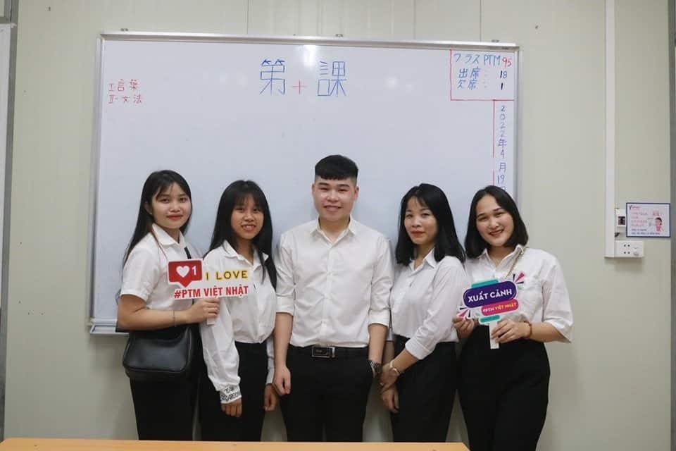 Vinahasa cung cấp cả dịch vụ xuất khẩu lao động và du học. Đây là những lựa chọn phổ biến cho những người muốn tìm kiếm cơ hội mới ở nước ngoài. Chương trình xuất khẩu lao động của Vinahasa giúp người lao động có cơ hội làm việc tại các quốc gia khác, đem lại thu nhập tốt và kinh nghiệm làm việc quý báu. Còn chương trình du học của Vinahasa giúp sinh viên có cơ hội tiếp cận với giáo dục và nền văn hóa mới, nâng cao kiến