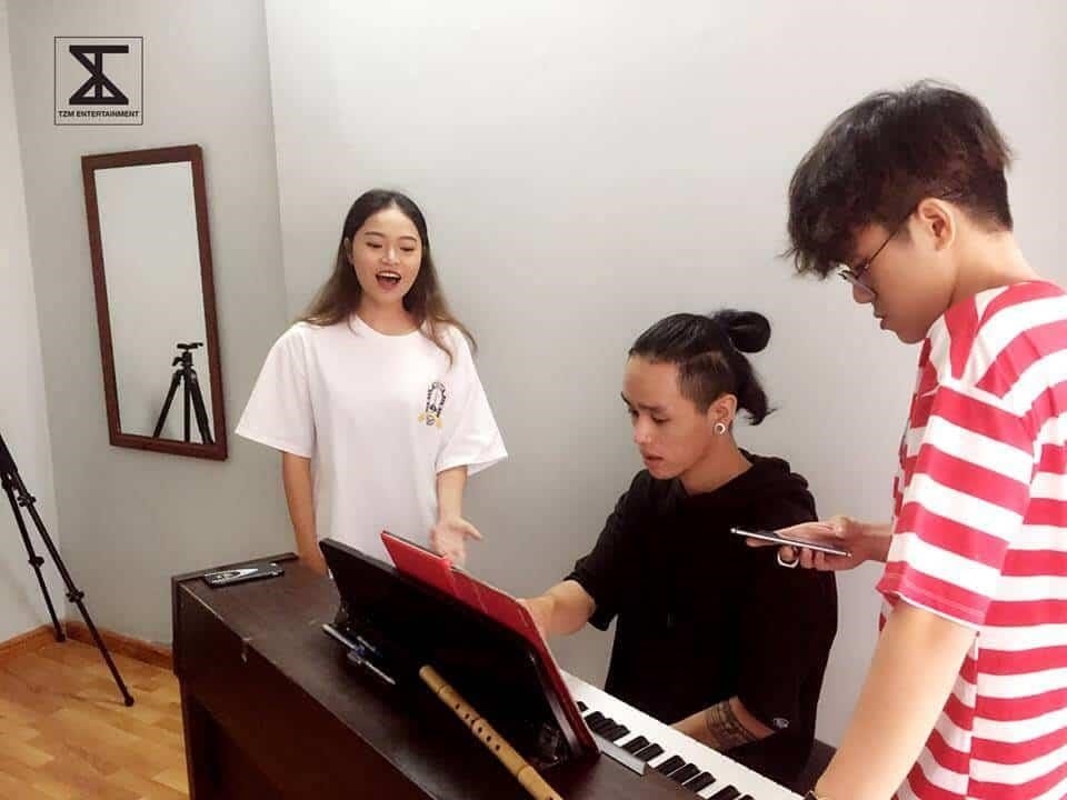 Để duy trì sức khỏe tốt, chúng ta cần chăm sóc bản thân mình. Điều này bao gồm việc ăn uống đầy đủ dinh dưỡng, tập thể dục thường xuyên và đủ giấc ngủ. Ngoài ra, hạn chế sử dụng các chất kích thích như thuốc lá, rượu và cafe cũng rất quan trọng. Bằng cách chăm sóc và bảo vệ sức khỏe của mình, chúng ta có thể sống một cuộc sống khỏe mạnh và hạnh phúc.