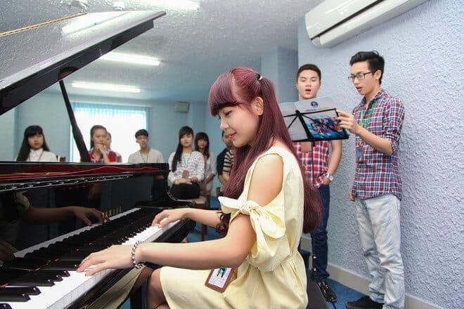 Hãy luôn đón nhận và tiếp thu thông tin một cách chăm chú và nhiệt tình. Hãy luôn cởi mở với những ý kiến khác nhau và sẵn sàng học hỏi từ chúng. Điều này sẽ giúp ta trau dồi kiến thức và kỹ năng, nâng cao khả năng giải quyết vấn đề và phát triển bản thân một cách toàn diện.
