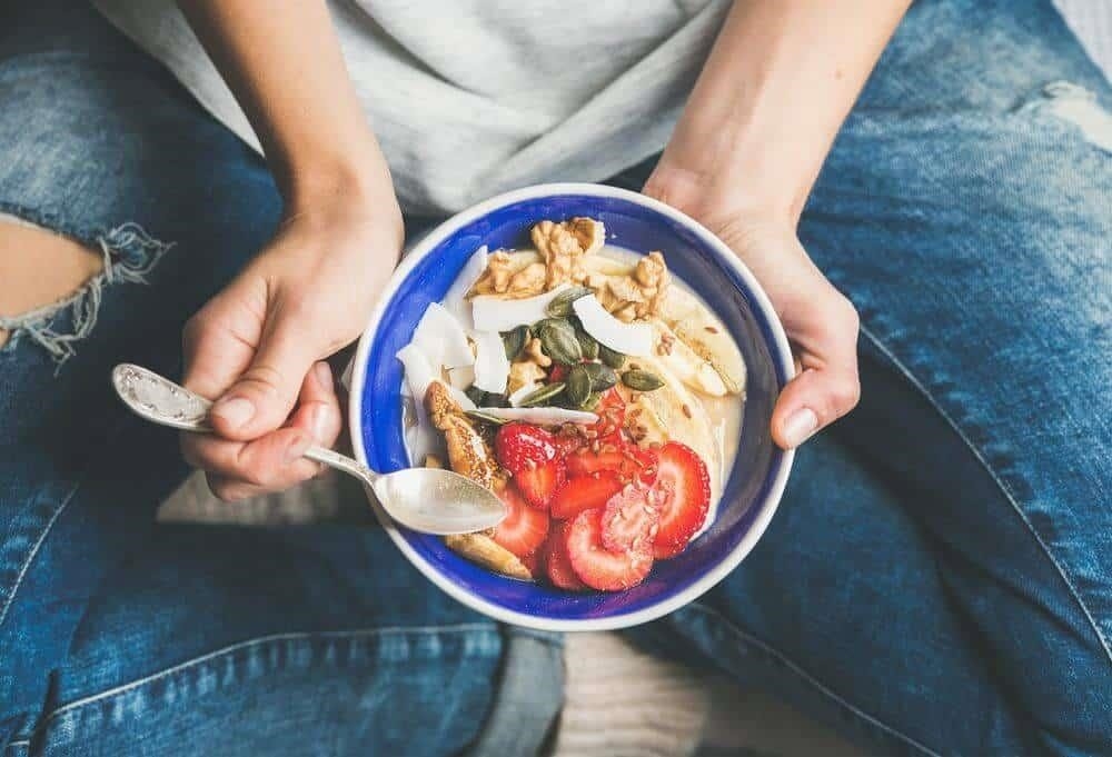 Trước khi đến trường, bạn nên ăn một bữa ăn nhẹ để cung cấp năng lượng cho cơ thể.