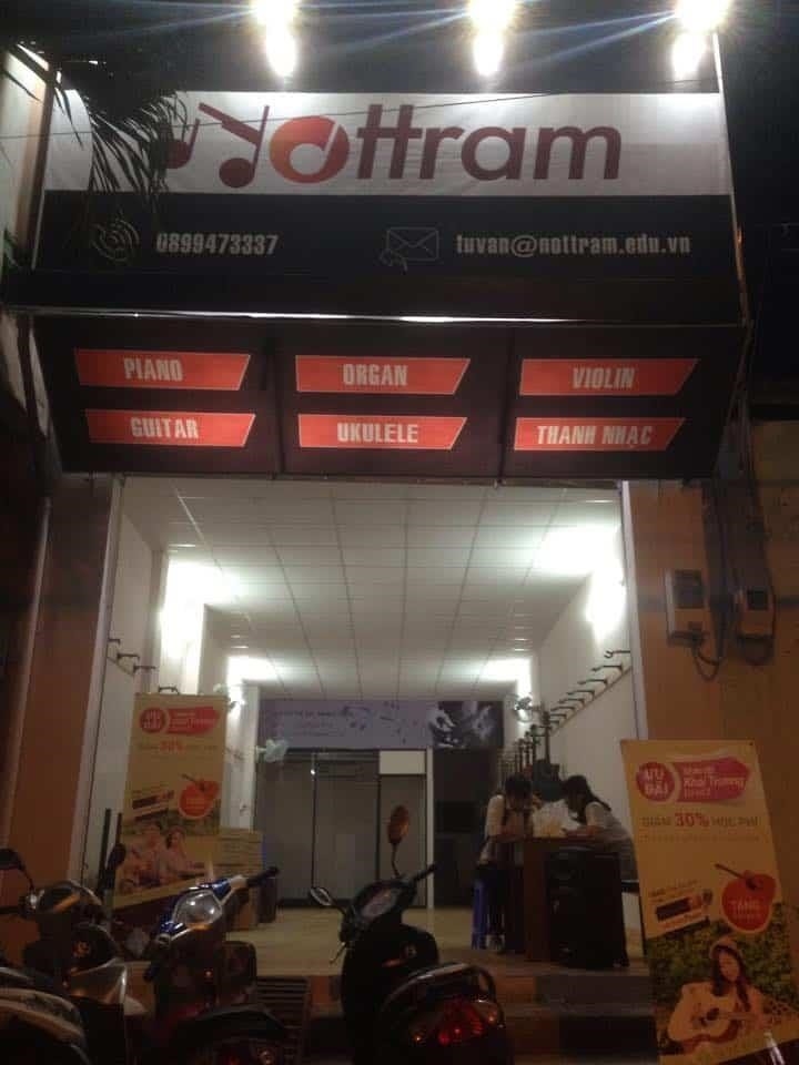 Nốt trầm là một loại nốt nhạc có âm lượng thấp hơn so với nốt tăng và có tần số thấp hơn. Loại nốt này thường được sử dụng để tạo ra một không khí trầm lắng, u ám và tối tăm trong âm nhạc. Nó cũng có thể được sử dụng để tạo ra sự cân bằng và độ ổn định trong bản nhạc. Nốt trầm thường được chơi trên các loại nhạc cụ như bass, contrabass, tuba, và cello.