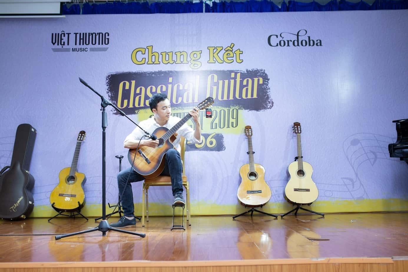 Việt Thương Music Center là một trung tâm âm nhạc nổi tiếng tại Việt Nam. Nơi đây cung cấp các khóa học âm nhạc chất lượng cao cho các học viên với đội ngũ giảng viên tâm huyết và giàu kinh nghiệm. Việt Thương Music Center có các phòng học đầy đủ trang thiết bị âm thanh và thiết bị giảng dạy hiện đại, giúp cho các học viên có môi trường học tập và rèn luyện kỹ năng âm nhạc tốt hơn. Ngoài ra, trung tâm còn tổ chức các chương trình biểu di