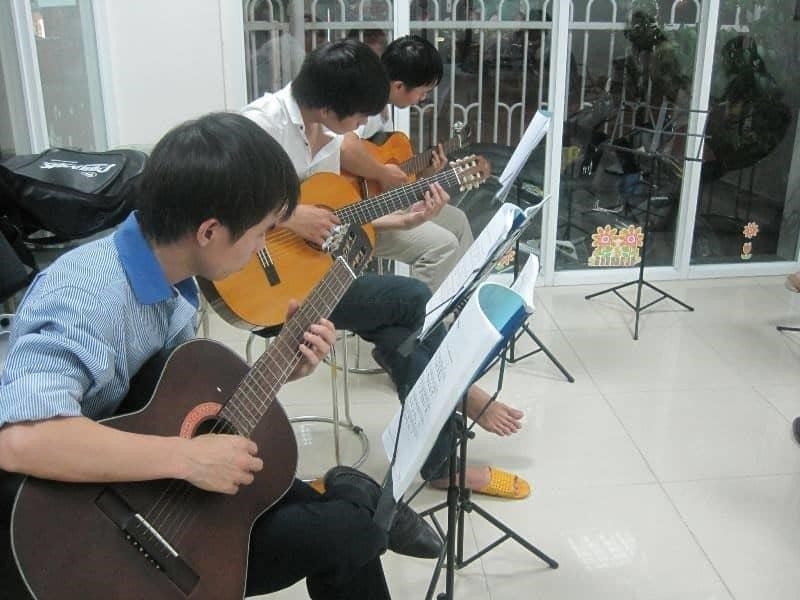 TOYO MUSIC SCHOOL là một trường âm nhạc nổi tiếng. Nơi đây cung cấp các khóa học âm nhạc chất lượng cao cho các học sinh từ mọi trình độ. Với đội ngũ giáo viên giàu kinh nghiệm và tâm huyết, trường đem đến cho học sinh những bài học thú vị và hỗ trợ chuyên môn tận tình. Bên cạnh đó, TOYO MUSIC SCHOOL còn tổ chức các hoạt động ngoại khóa và biểu diễn âm nhạc để giúp học sinh rèn luyện kỹ năng trên sân khấu và tăng cường tinh thần