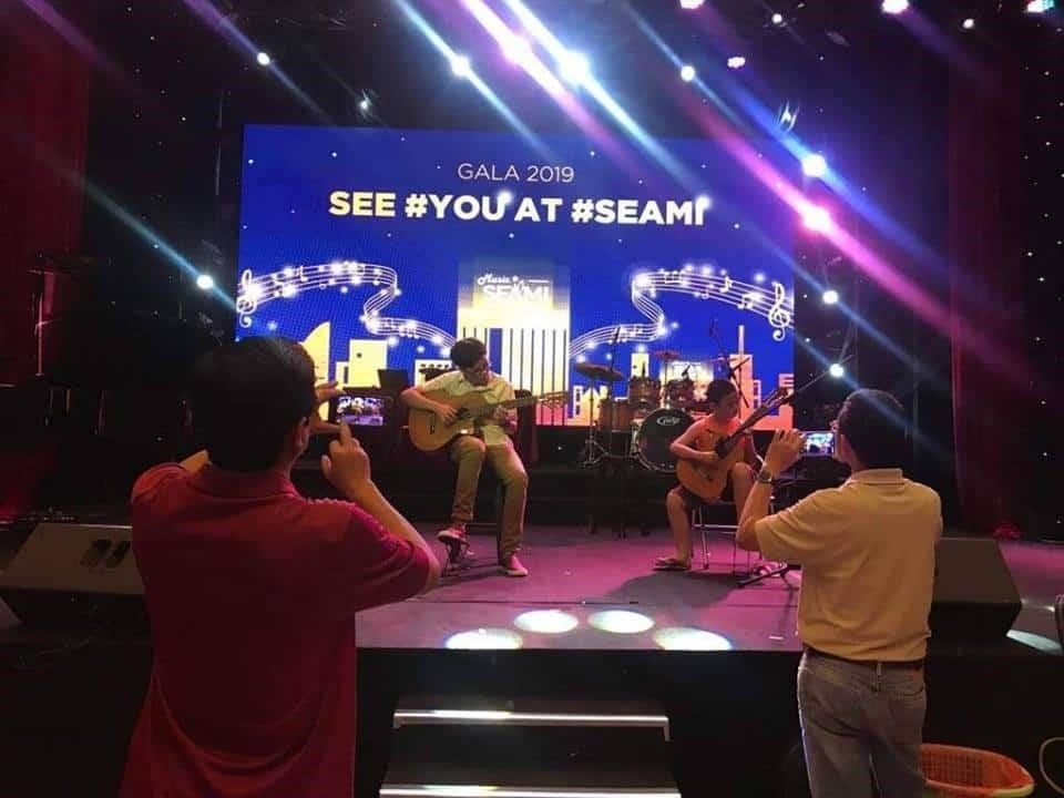 Học Viện Âm Nhạc Seami là một trường đào tạo nghệ thuật nổi tiếng tại Nhật Bản. Trường được thành lập vào năm 1948 và đã trở thành một trong những trường đào tạo nghệ thuật hàng đầu của đất nước này. Seami tập trung vào việc đào tạo các nghệ sĩ chuyên nghiệp trong lĩnh vực âm nhạc và kịch nghệ. Các học sinh tại trường được đào tạo bởi các giáo viên có kinh nghiệm và tài năng trong ngành công nghiệp nghệ thuật. Đây là một nơi lý tưởng cho những