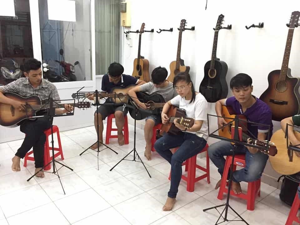 Thành Tài Gia Sư là trung tâm đào tạo và cung cấp gia sư uy tín tại Việt Nam. Chúng tôi có đội ngũ giáo viên giàu kinh nghiệm và nhiệt tình giúp đỡ học sinh đạt được kết quả tốt nhất. Ngoài ra, chúng tôi cũng cung cấp các khóa học ngoại ngữ, kỹ năng mềm và đào tạo nhân viên văn phòng. Thành Tài Gia Sư cam kết đem lại cho khách hàng sự hài lòng và giá trị tốt nhất.