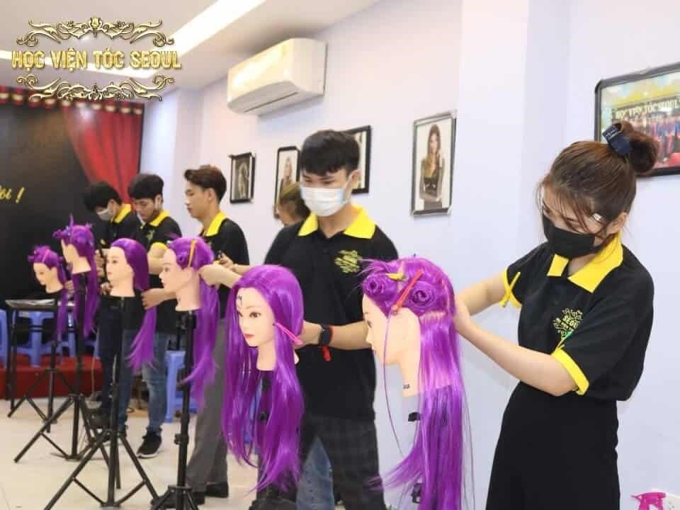 Học viện tóc Quốc tế Seoul là một trường đào tạo tóc hàng đầu tại Hàn Quốc. Nơi đây cung cấp các khóa học đa dạng về chăm sóc tóc, kiểu tóc, cắt tóc và nhuộm tóc. Học sinh tại đây được đào tạo bởi các giáo viên giàu kinh nghiệm và có tay nghề cao. Họ có thể học được từ cơ bản đến nâng cao và được cung cấp dụng cụ chuyên nghiệp để thực hành. Học viện tóc Quốc tế Seoul là một nơi lý tưởng cho