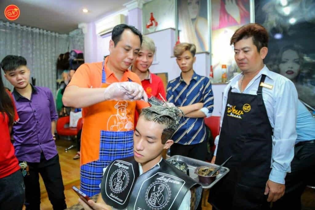 Trường Đào Tạo Thẩm Mỹ New là một trường học chuyên về lĩnh vực làm đẹp. Tại đây, học viên sẽ được đào tạo về nhiều kỹ năng và kiến thức liên quan đến làm đẹp như trang điểm, chăm sóc da, tóc, móng, thẩm mỹ cơ thể, và nhiều hơn nữa. Trường cung cấp cho học viên một môi trường học tập chuyên nghiệp với đội ngũ giảng viên giàu kinh nghiệm và có tâm huyết với nghề. Các học viên tại trường Đào T