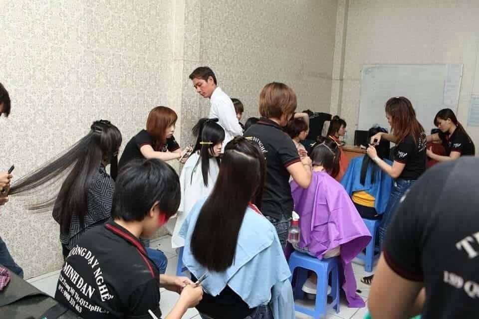 Minh Đan là một trường dạy nghề cắt tóc chuyên nghiệp.