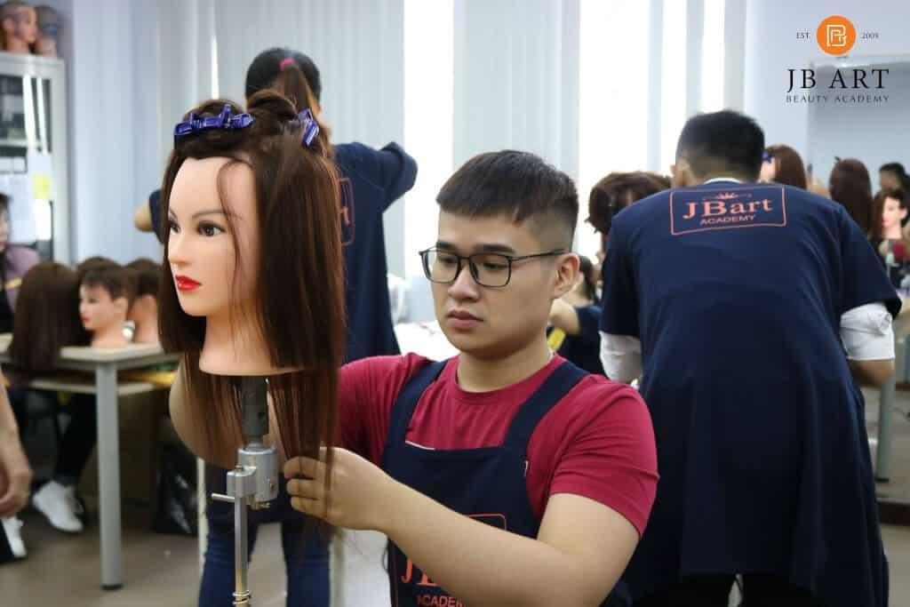 Trung Tâm Dạy Nghề Thẩm Mỹ Nguyễn Hoàng là một cơ sở đào tạo chuyên về lĩnh vực thẩm mỹ. Tại đây, học viên sẽ được hướng dẫn và đào tạo bởi các chuyên gia giàu kinh nghiệm và tâm huyết. Với các khóa học đa dạng về thẩm mỹ, học viên có thể lựa chọn và đăng ký khóa học phù hợp với nhu cầu và sở thích của mình. Ngoài ra, Trung Tâm còn có các thiết bị hiện đại và môi trường học tập chuyên nghiệp