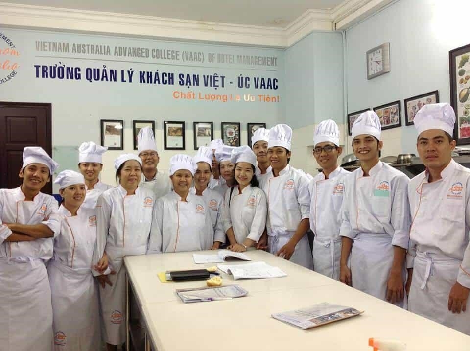 Trường trung cấp nghề Quản lý khách sạn Việt Úc (VAAC) là một trường đào tạo chuyên nghiệp về quản lý khách sạn. Tại đây, học viên có thể học tập và rèn luyện kỹ năng trong lĩnh vực quản lý khách sạn để trở thành những chuyên gia trong ngành du lịch và khách sạn. VAAC mang đến môi trường học tập tiên tiến, cùng với đội ngũ giáo viên giàu kinh nghiệm và phương pháp giảng dạy hiện đại, để giúp học viên đạt được những thành tựu cao nh