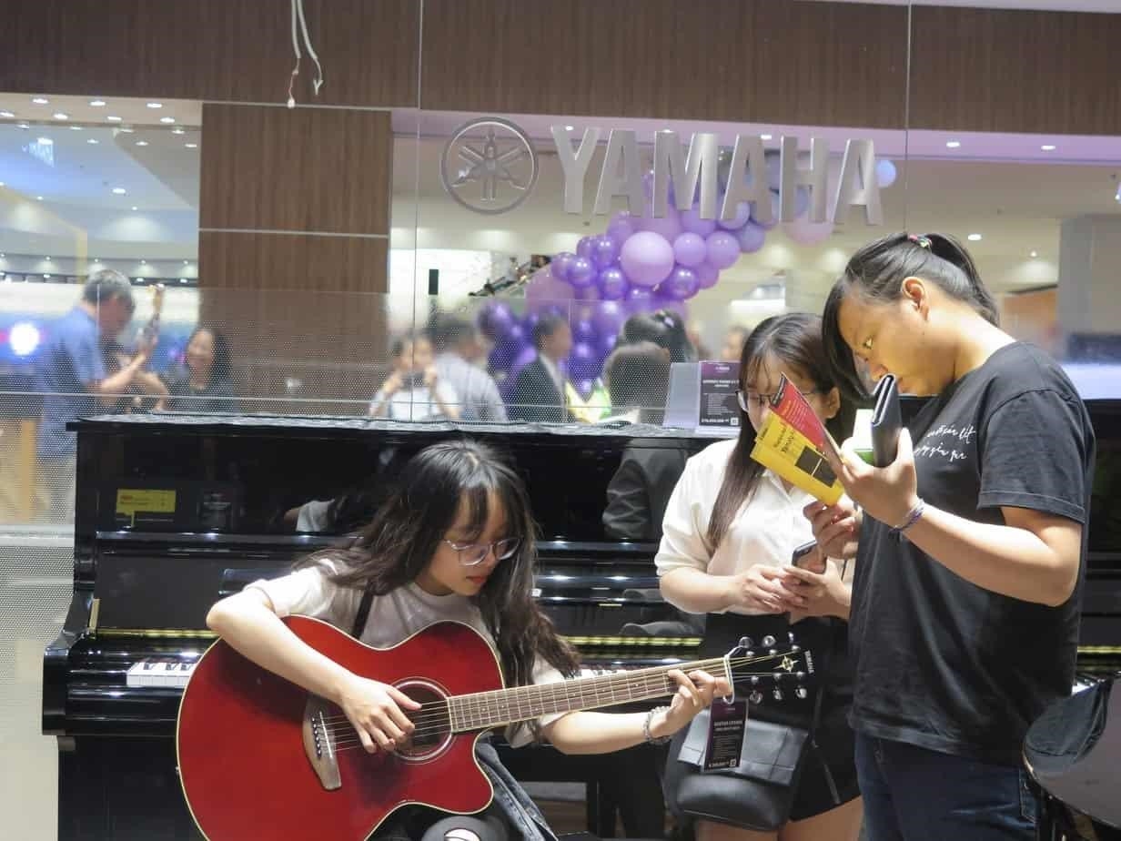 Trung Tâm Guitar Lĩnh Nam là nơi giúp bạn học chơi guitar một cách chuyên nghiệp. Tại đây, bạn sẽ được học từ những kiến thức cơ bản đến nâng cao, cùng với đó là những kỹ năng chơi đàn như thế nào để tạo ra âm thanh hay, đẹp mắt. Với đội ngũ giáo viên giàu kinh nghiệm và trang thiết bị hiện đại, Trung Tâm Guitar Lĩnh Nam sẽ đem đến cho bạn những trải nghiệm thú vị và hữu ích trong quá trình học tập của mình.