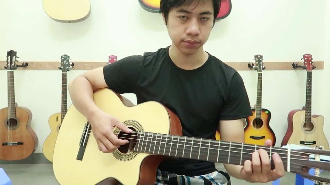 Chuyện đam mê GuitarTôi đã yêu đàn Guitar từ khi còn nhỏ. Tôi luôn mơ ước được chơi một cây Guitar thật tốt và trở thành một nghệ sĩ Guitar giỏi. Tôi đã bắt đầu học đàn từ khi tôi mới 7 tuổi và đã dành nhiều năm để rèn luyện kỹ năng của mình.Đối với tôi, Guitar không chỉ là một loại nhạc cụ, nó còn là một phần cuộc sống của tôi. Tôi thường xuyên chơi Guitar để giải tỏa căng thẳng và tìm kiếm cảm hứng. Mỗi khi t