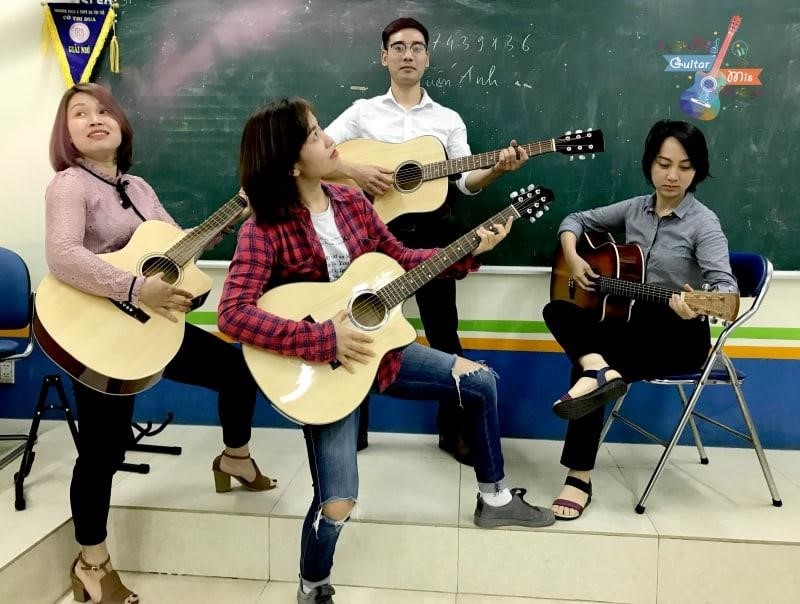Trung tâm Guitar MIS là nơi cung cấp khóa học guitar chuyên nghiệp cho các học viên. Tại đây, các học viên sẽ được giảng dạy bởi các giáo viên giàu kinh nghiệm, có trình độ chuyên môn cao trong lĩnh vực guitar. Ngoài ra, trung tâm còn cung cấp các dịch vụ đi kèm như cho thuê và bán các loại guitar chất lượng cao, giúp học viên có thể luyện tập và tiến bộ tốt hơn. Với môi trường học tập thoải mái, hiện đại và chất lượng dịch vụ tốt, Trung tâm Guitar