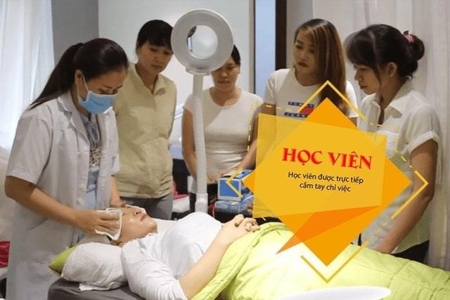 Thẩm mỹ Đông Phương là một lĩnh vực nghiên cứu về nghệ thuật và vẻ đẹp của các nền văn hóa phương Đông như Trung Quốc, Nhật Bản, Hàn Quốc và Việt Nam. Thẩm mỹ Đông Phương tập trung vào việc khám phá và hiểu được các giá trị văn hóa độc đáo của các quốc gia này, từ đó tạo ra các sản phẩm nghệ thuật và thương mại phù hợp với sở thích và nhu cầu của khách hàng. Đây là một lĩnh vực có tính chất đa dạng, bao gồm các lĩnh v