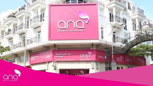 Ana là một chuyên gia về thẩm mỹ. Cô đã đào tạo và có kinh nghiệm trong việc sử dụng các sản phẩm và liệu pháp thẩm mỹ để cải thiện ngoại hình của khách hàng. Ana có thể giúp khách hàng cải thiện độ săn chắc và độ đàn hồi của da, giảm nếp nhăn và cải thiện vẻ ngoài tổng thể của họ. Cô hiểu rõ ràng rằng cách làm đẹp là một quá trình liên tục và có thể đòi hỏi nhiều liệu pháp khác nhau để đạt được kết quả tốt nhất.