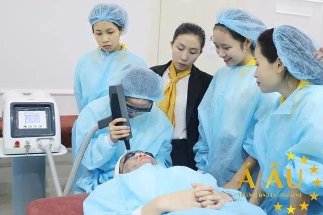 Thẩm mỹ Á Âu là một lĩnh vực kết hợp giữa các yếu tố thẩm mỹ của Á và Âu. Nó bao gồm nhiều lĩnh vực như nghệ thuật, kiến trúc, thời trang và làm đẹp. Thẩm mỹ Á Âu phát triển từ việc tìm hiểu và ứng dụng các phong cách thẩm mỹ của các nền văn hóa khác nhau. Với sự phát triển của công nghệ và truyền thông, thẩm mỹ Á Âu đang trở thành một xu hướng phổ biến trên toàn thế giới.