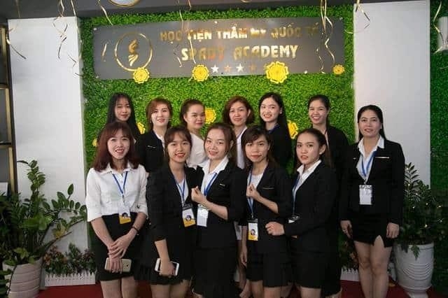 SPADY Academy là một trường học chuyên về thẩm mỹ, nơi mà học viên có thể học hỏi và trau dồi kỹ năng về làm đẹp. Tại đây, học viên được giảng dạy bởi những chuyên gia hàng đầu trong ngành, giúp họ trở thành những chuyên gia thẩm mỹ có tầm ảnh hưởng.