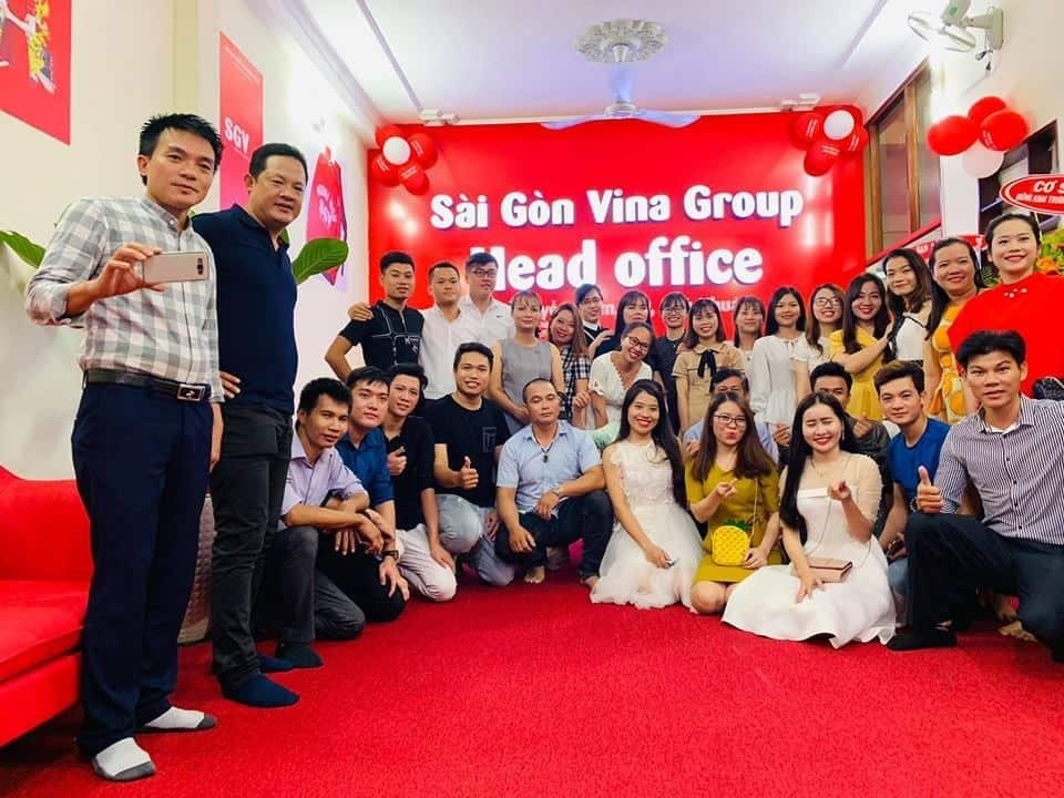 Sài Gòn Vina là trung tâm tiếng Anh nổi tiếng và đáng tin cậy. Tại đây, chúng tôi cung cấp các khóa học chất lượng cao về tiếng Anh cho mọi đối tượng, từ trẻ em đến người lớn. Chúng tôi cam kết mang đến cho học viên môi trường học tập thoải mái, năng động và lý tưởng để phát triển kỹ năng ngôn ngữ của mình. Ngoài ra, đội ngũ giáo viên giàu kinh nghiệm và trình độ chuyên môn cao của chúng tôi sẽ hỗ trợ học viên trong