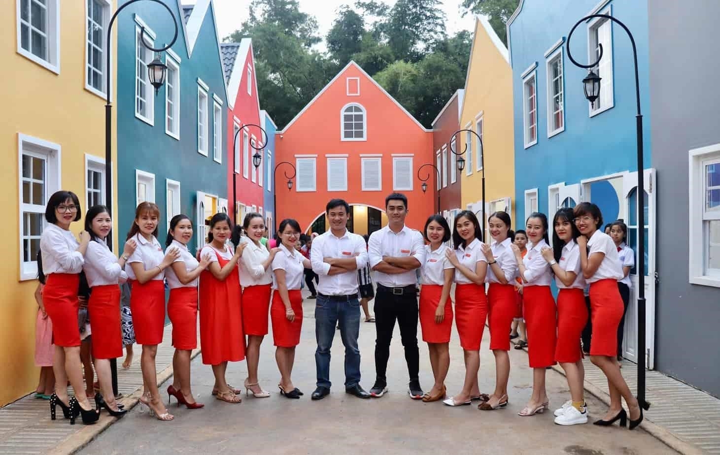 iFLY là một trung tâm Anh ngữ Việt Mỹ. Ở đây, các học viên được đào tạo về tiếng Anh trong một môi trường thuận lợi và đầy đủ các cơ hội để phát triển kỹ năng ngôn ngữ của mình. iFLY cung cấp các khóa học tiếng Anh chất lượng cao, từ cơ bản đến nâng cao, và đảm bảo rằng học viên sẽ có thể áp dụng kiến thức của mình vào cuộc sống hàng ngày. Với đội ngũ giáo viên giàu kinh nghiệm và nhiệt tình, iFLY tự