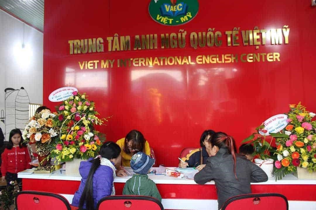 VAEC là một trung tâm Anh ngữ tại Việt Nam. Nơi đây cung cấp các khóa học Anh ngữ cho học sinh, sinh viên và người đi làm. VAEC tự hào về đội ngũ giáo viên có trình độ cao và kinh nghiệm dạy học lâu năm. Ngoài ra, trung tâm cũng sử dụng các phương pháp giảng dạy hiện đại và các tài liệu học tập tiên tiến để giúp học viên tiếp thu nhanh chóng và hiệu quả. Nếu bạn đang tìm kiếm một trung tâm Anh ngữ chất lượng tại Việt Nam, h