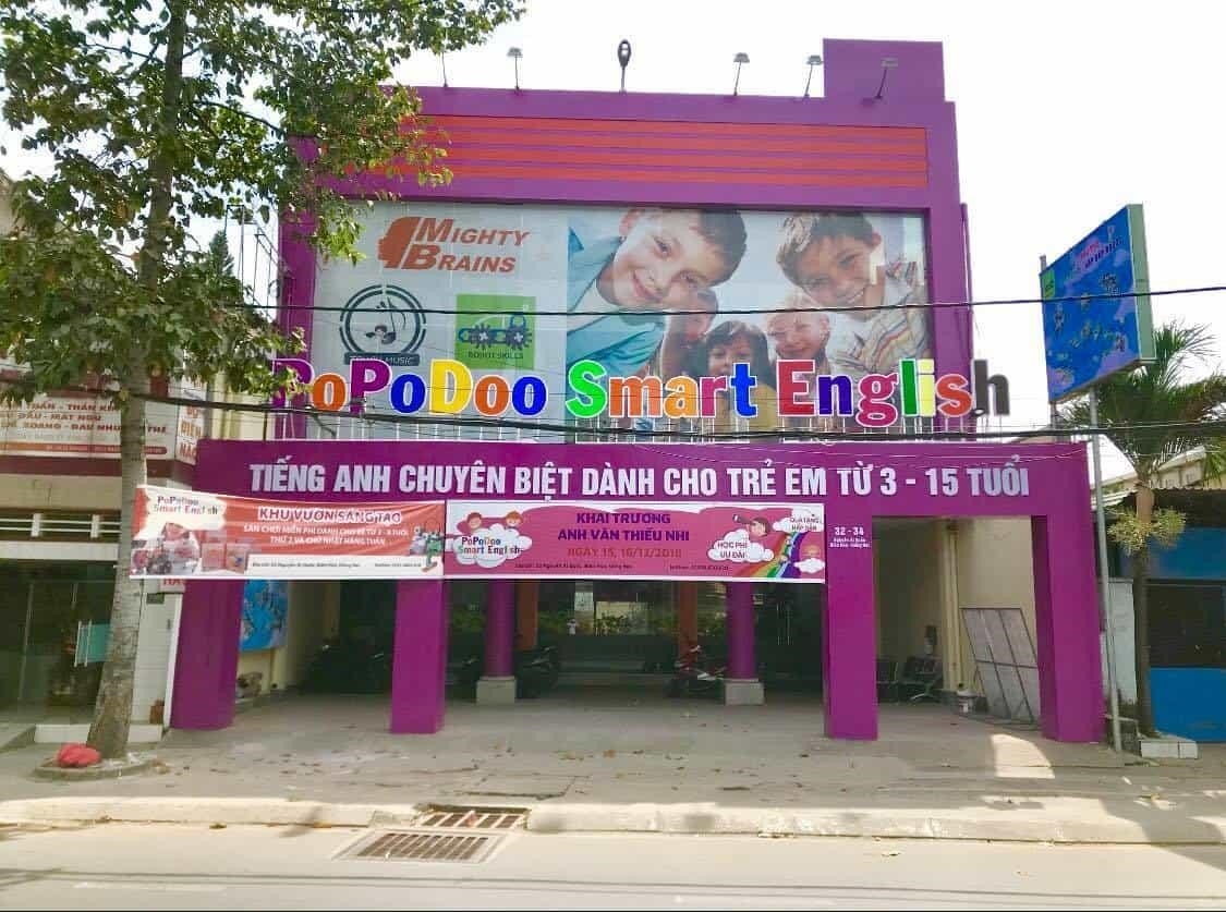 là nơi tập trung các khóa học tiếng Anh thông minh và hiệu quả cho các học viên. Tại đây, các giáo viên nước ngoài và Việt Nam sử dụng phương pháp giảng dạy đặc biệt để giúp học viên phát triển kỹ năng ngôn ngữ một cách tự nhiên và nhanh chóng. Ngoài ra, trung tâm còn có các hoạt động ngoại khóa và đồng hành cùng học viên trên con đường học tập và phát triển bản thân.