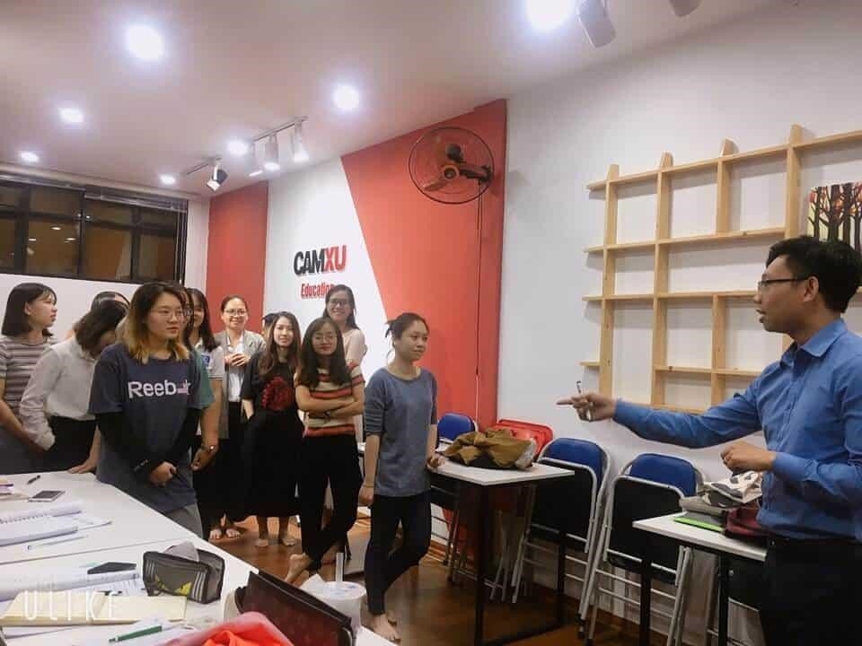 Tiếng Trung Cầm Xu là một loại nhạc cụ truyền thống của Trung Quốc, có hình dạng giống như một cây đàn guitar nhỏ. Âm thanh của nó rất đặc biệt, có thể tạo ra những giai điệu trầm ấm và sâu lắng hoặc những âm thanh vui tươi và nhịp nhàng. Nhạc cụ này được sử dụng rộng rãi trong các buổi biểu diễn truyền thống của Trung Quốc và cũng đã được giới thiệu đến nhiều quốc gia khác trên thế giới.