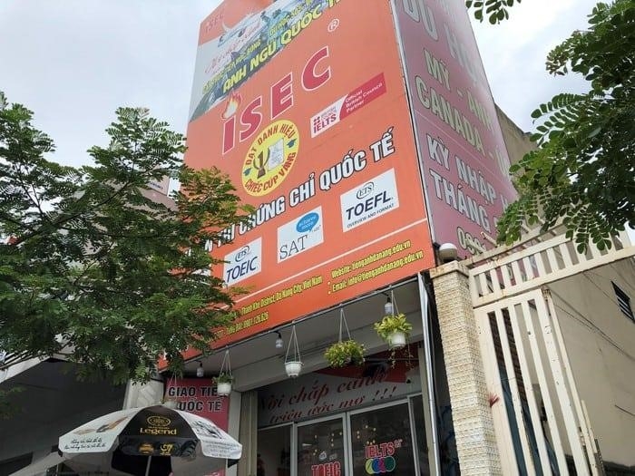 ISEC là trung tâm Anh ngữ nổi tiếng với chất lượng giáo dục tuyệt vời. Ở đây, học viên được đào tạo bởi các giáo viên chuyên nghiệp và có kinh nghiệm lâu năm trong lĩnh vực giảng dạy tiếng Anh. Không chỉ giảng dạy ngữ pháp và từ vựng, ISEC còn tập trung vào việc phát triển kỹ năng nghe, nói, đọc và viết để học viên có thể sử dụng tiếng Anh một cách tự tin và hiệu quả. Ngoài ra, trung tâm còn cung cấp các khóa