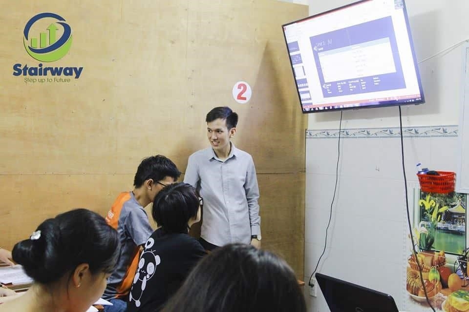 StairWay English Center is a well-established language institution that provides quality English language courses. Our center boasts experienced and skilled teachers who are dedicated to helping students achieve their language learning goals. With a wide range of courses and flexible schedules, students can tailor their learning experience to suit their needs. Whether you are an absolute beginner or an advanced learner, StairWay English Center has a course that will fit your level and needs. Join us today and take your English proficiency to the next level!