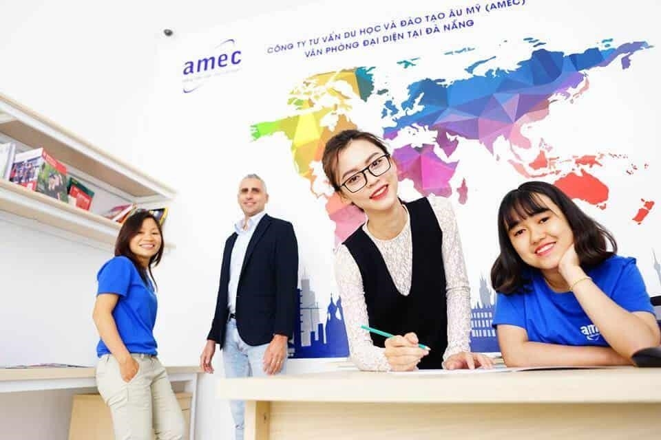 AMEC là một đơn vị tư vấn du học chuyên nghiệp và có uy tín tại Việt Nam. Công ty cung cấp các dịch vụ liên quan đến du học Âu Mỹ, bao gồm tư vấn hồ sơ, chọn trường, đăng ký thi, chuẩn bị visa và các dịch vụ hỗ trợ khác. Với đội ngũ nhân viên giàu kinh nghiệm và am hiểu về hệ thống giáo dục quốc tế, AMEC sẽ giúp các bạn trẻ có được những trải nghiệm học tập và sự nghiệp tốt nhất tại các trường đại học