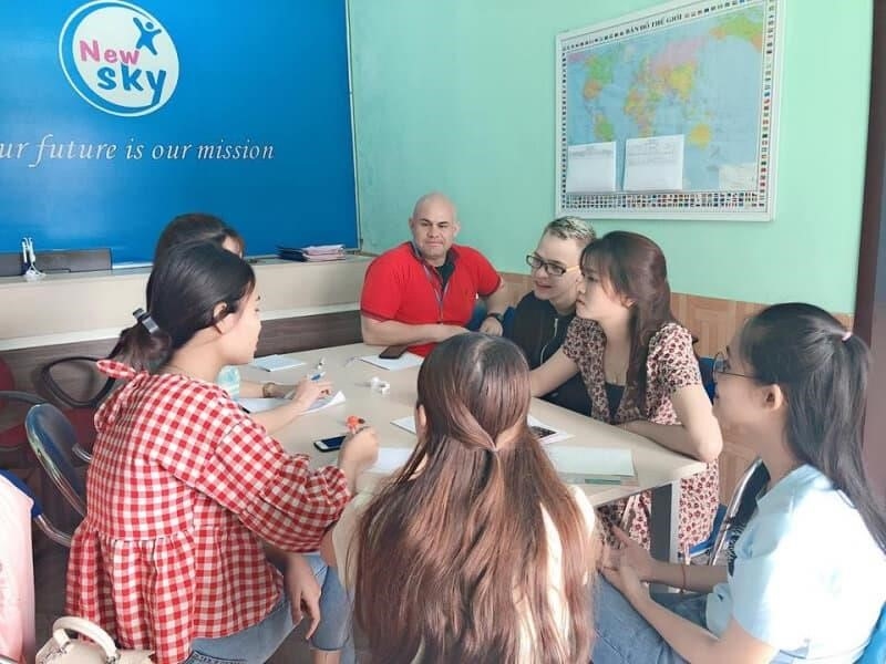 Trung Tâm Ngoại Ngữ NewSky là nơi cung cấp các khóa học ngoại ngữ chất lượng. Tại đây, học viên sẽ được học từ cơ bản đến nâng cao với chương trình học đa dạng và giáo viên tâm huyết, nhiệt tình. Ngoài ra, NewSky còn tổ chức các hoạt động ngoại khóa, giúp học viên có cơ hội giao tiếp và trau dồi kỹ năng ngôn ngữ một cách tự nhiên và hiệu quả.