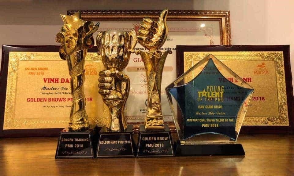 Miss Tram Academy là một trung tâm đào tạo chuyên về nghệ thuật phun xăm thẩm mỹ. Tại đây, học viên được học từ cơ bản đến chuyên sâu về kỹ thuật phun xăm và các phương pháp điều trị thẩm mỹ. Miss Tram Academy được đánh giá cao với chất lượng đào tạo, đội ngũ giảng viên giàu kinh nghiệm và trang thiết bị hiện đại. Nếu bạn muốn trở thành một chuyên gia phun xăm thẩm mỹ, Miss Tram Academy là một lựa chọn tuyệt vời cho bạn.