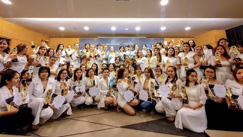 Buổi lễ tốt nghiệp tại Vy Beauty đã để lại ấn tượng tuyệt vời với mọi người. Các hình ảnh đầy màu sắc và lung linh đã được tạo nên bởi những bước chân của các cô gái trong trang phục dạ hội sang trọng. Không chỉ thế, các nàng còn tỏa sáng với nụ cười rạng rỡ và những kỹ năng làm đẹp tuyệt vời mà họ đã học được tại trường. Tất cả đã tạo nên một không gian đầy phấn khích và cảm xúc cho các sinh viên, giáo