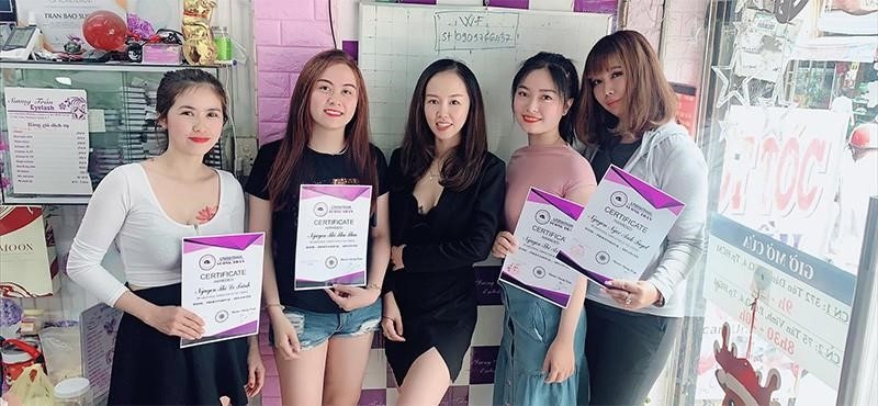 Tại đây, đã có rất nhiều thế hệ học viên trở thành những chuyên gia nối mi thành công.