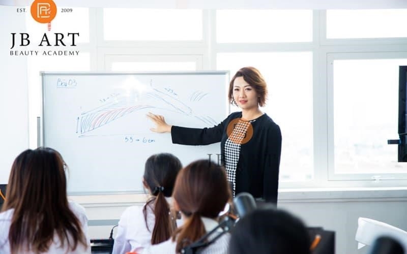 Tại Trung tâm dạy nghề thẩm mỹ Nguyễn Hoàng đã diễn ra một buổi đào tạo lý thuyết. Buổi đào tạo này đã được tổ chức rất tốt và thực hiện một cách chuyên nghiệp.