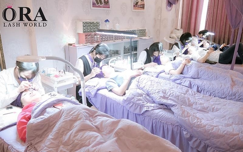 Ở quận 4, có một địa chỉ dạy nối mi chất lượng được đánh giá cao. Đội ngũ giảng dạy tại đây đã có hơn 10 năm kinh nghiệm trong lĩnh vực này.