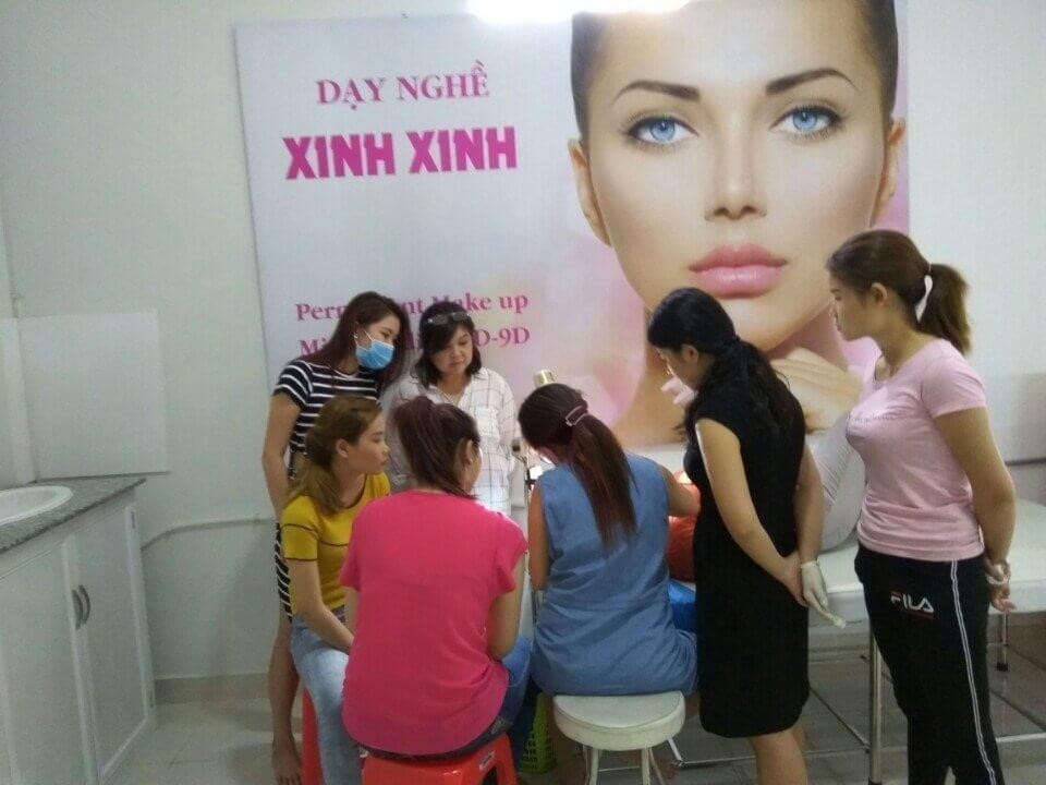 Trường Xinh Xinh chuyên đào tạo về điều trị mụn thẩm mỹ. Các học viên sẽ được học tập và trang bị kiến thức, kỹ năng cần thiết để có thể điều trị mụn hiệu quả, đem lại kết quả tốt nhất cho khách hàng. Với chương trình đào tạo chuyên nghiệp và giáo viên có kinh nghiệm, học viên sẽ được đào tạo từ cơ bản đến nâng cao, giúp họ trở thành chuyên gia về điều trị mụn thẩm mỹ.