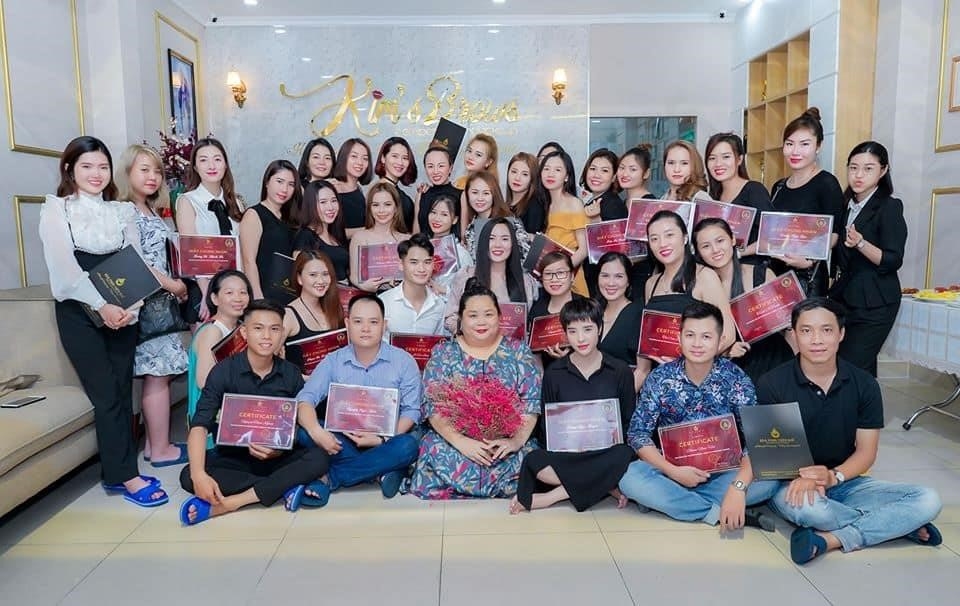 Học viện xăm phun Thiên Kim là một nơi đào tạo về nghệ thuật xăm hình và phun môi, mày, mí chuyên nghiệp. Tại đây, các học viên sẽ được hướng dẫn bởi những chuyên gia trong lĩnh vực này để có thể trở thành những nghệ nhân tài ba trong việc tạo ra những tác phẩm xăm và phun môi, mày, mí đẹp mắt và độc đáo. Học viện xăm phun Thiên Kim cam kết mang lại cho học viên sự đào tạo chất lượng cao và môi trường học tập hiện đại, đồng