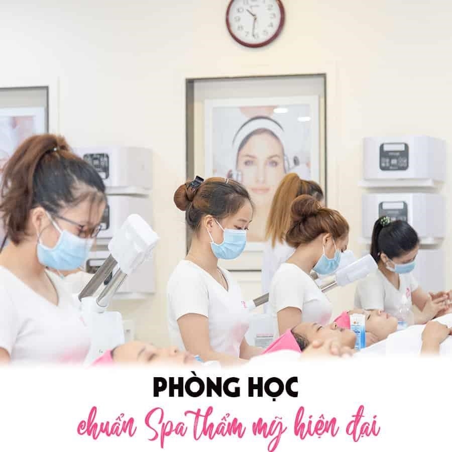 là một trường đào tạo chuyên nghiệp trong lĩnh vực làm đẹp. Ở đây, học viên sẽ được hướng dẫn bởi đội ngũ giáo viên có kinh nghiệm và nhiệt tình. Trường cung cấp các khóa học đa dạng, từ trang điểm, chăm sóc da đến làm tóc, giúp học viên có thể lựa chọn theo sở thích và nhu cầu của mình. Sau khi tốt nghiệp, học viên sẽ có cơ hội làm việc tại các salon tóc, spa hoặc làm đẹp cá nhân.