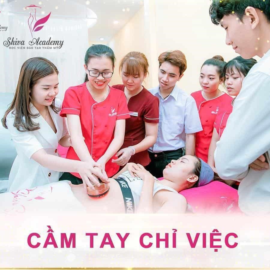 Học viện Shiva Spa là một trường đào tạo chuyên về spa và chăm sóc sức khỏe tại thành phố New York, Mỹ. Tại đây, học viên sẽ được đào tạo về các kỹ năng và kiến thức cần thiết để trở thành những chuyên gia trong lĩnh vực spa, từ các kỹ thuật massage, liệu pháp trị liệu cho đến các phương pháp chăm sóc da và tóc. Học viện cung cấp các khóa học lý thuyết và thực hành, giúp học viên có được kiến thức và kinh nghiệm thực tế để có thể làm việc trong các spa và thẩm m
