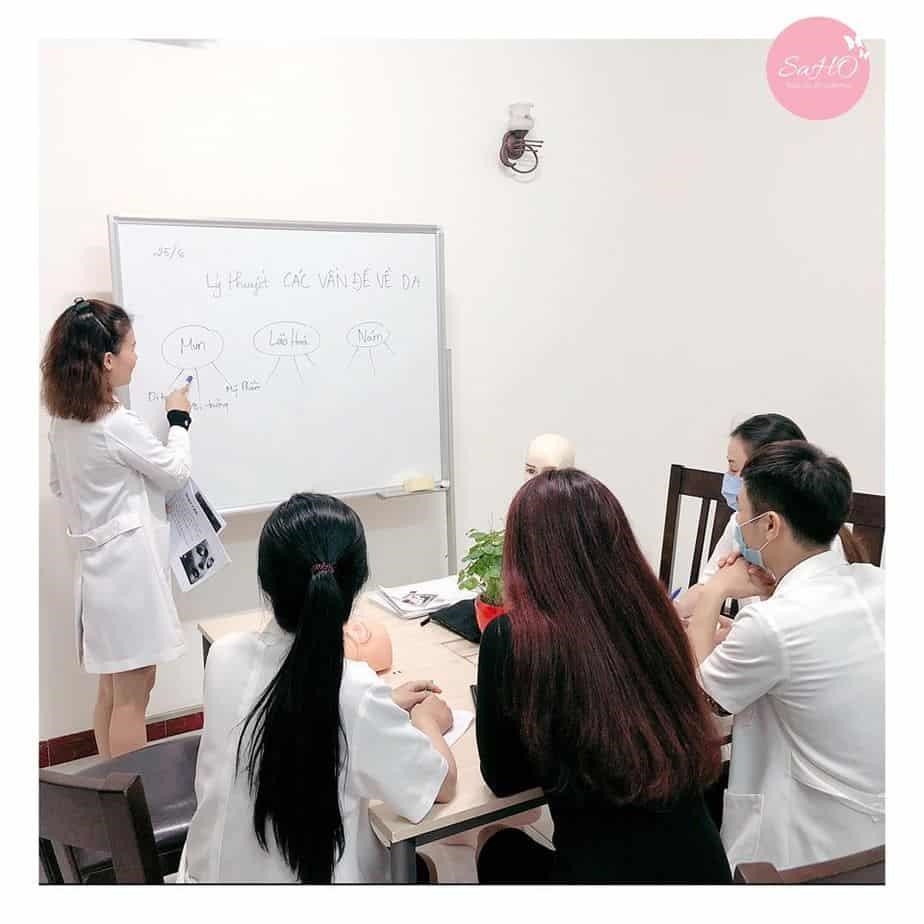 SAHO Beauty Academy là trường đào tạo chuyên về làm đẹp. Tại đây, bạn có thể học và trau dồi kỹ năng trong nhiều lĩnh vực như chăm sóc da, trang điểm, làm tóc và nhiều hơn nữa. Với đội ngũ giảng viên giàu kinh nghiệm và những công nghệ tiên tiến, SAHO Beauty Academy cam kết mang đến cho học viên một trải nghiệm đào tạo hoàn hảo và chất lượng cao.