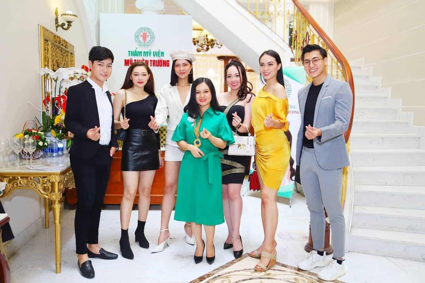 Mỹ Thiên Trường là một học viện thẩm mỹ, nơi cung cấp các khóa học đào tạo về nghệ thuật trang điểm và làm đẹp. Học viên tại đây được hướng dẫn bởi các chuyên gia hàng đầu trong ngành và có cơ hội trải nghiệm thực tế thông qua các buổi tập huấn và dự án thực tế. Học viện này nổi tiếng với chất lượng giảng dạy tốt và khả năng giúp học viên phát triển tốt nhất tiềm năng của họ.