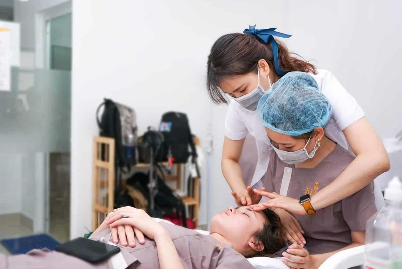 Rena Beauty Academy là trường đào tạo về làm đẹp, cung cấp cho học viên các khóa học chất lượng cao về chăm sóc da, trang điểm, tóc, móng và nhiều lĩnh vực khác liên quan đến làm đẹp. Với đội ngũ giáo viên giàu kinh nghiệm, chương trình học tập tại trường được thiết kế khoa học, bao gồm cả lý thuyết và thực hành để học viên có thể tự tin và thành thạo trong công việc sau khi tốt nghiệp. Ngoài ra, trường còn cung cấp cho học viên các dịch vụ là