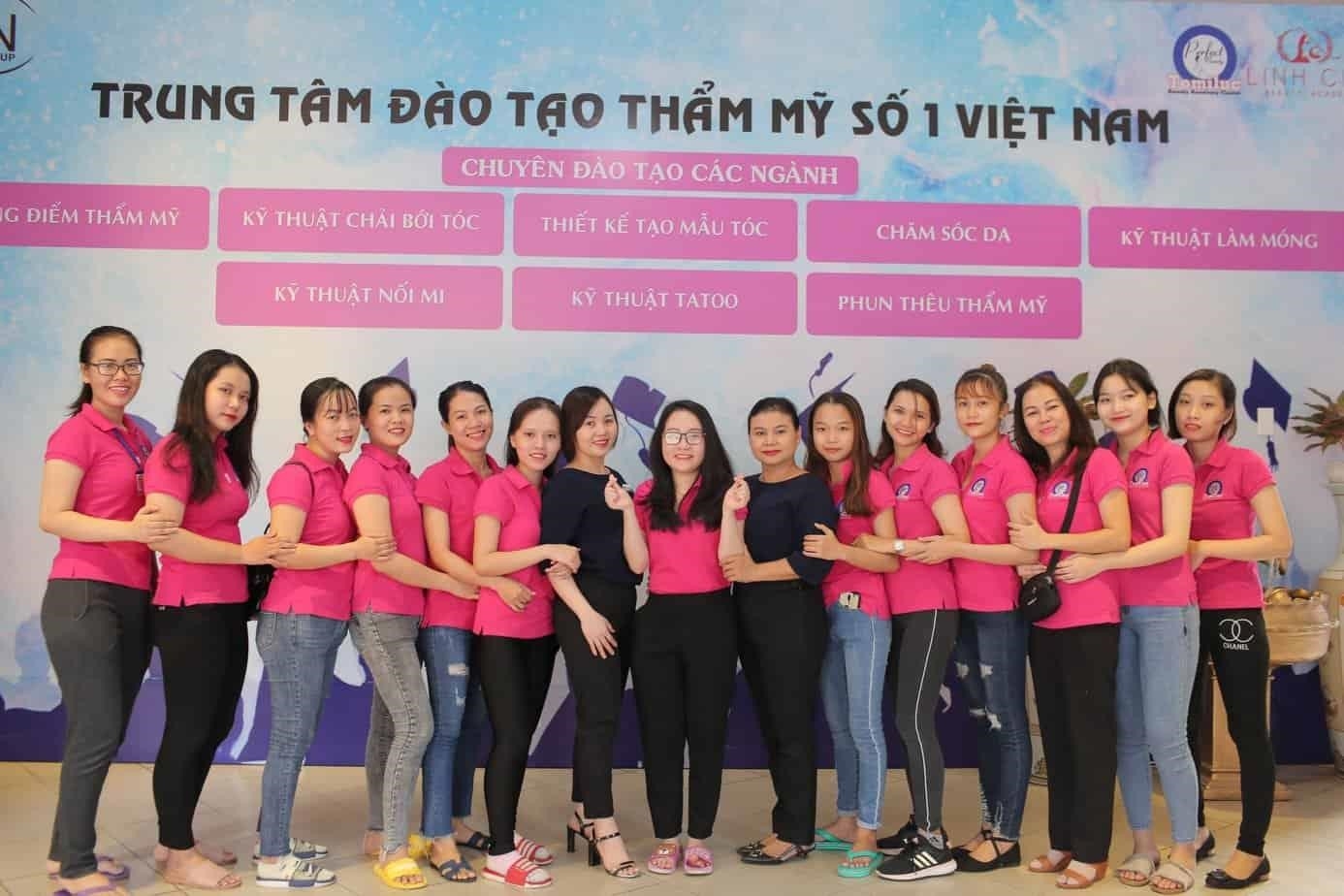 Tomiluc là ba trường đào tạo thẩm mỹ nổi tiếng. Các học viên ở đây được đào tạo bài bản về các kỹ năng thẩm mỹ, từ trang điểm, chăm sóc da đến tóc và móng. Tomiluc cam kết cung cấp cho học viên một môi trường học tập chuyên nghiệp, với đội ngũ giảng viên giàu kinh nghiệm và các thiết bị, dụng cụ hiện đại. Học viên sẽ được học trong một không gian đẹp, tiện nghi và được hướng dẫn bởi những chuyên gia hàng đầu trong ngành thẩm m