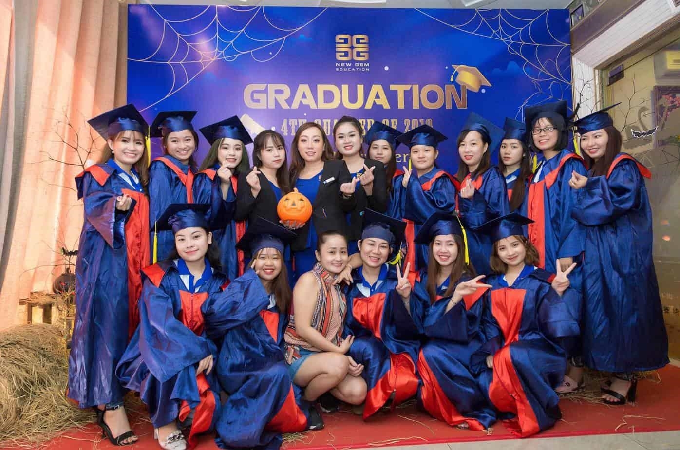 Trung tâm đào tạo thẩm mỹ New Gem là một tổ chức đào tạo chuyên nghiệp trong lĩnh vực thẩm mỹ. Tại đây, các học viên có thể học tập các kỹ năng và kiến thức cần thiết để trở thành các chuyên gia trong lĩnh vực thẩm mỹ. New Gem cung cấp các khóa học đa dạng về chăm sóc da, trang điểm, phun xăm thẩm mỹ và nhiều hơn nữa. Với đội ngũ giáo viên giàu kinh nghiệm và nhiệt tình, học viên tại New Gem có thể tự tin phát triển kỹ n