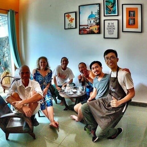 Puna Café in Da Nang can enhance English communication skills.