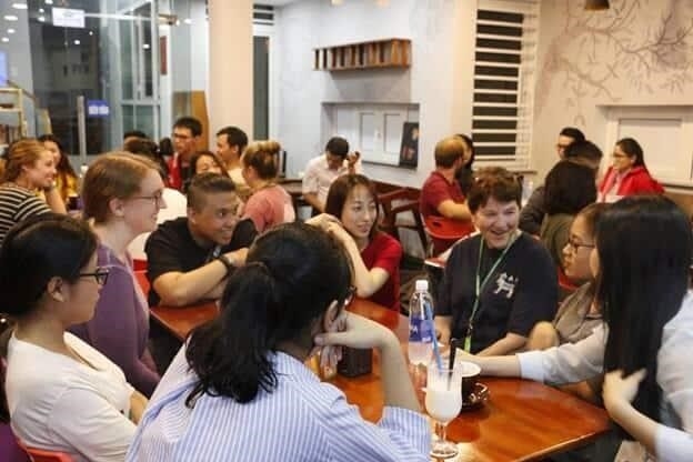 Vision English Café is a café that helps improve English communication skills.